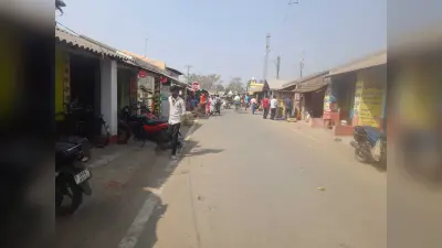 सड़क पर नहीं लगी दुकानें, रघुनाथपुर-बरमसिया मार्ग दिखा खाली