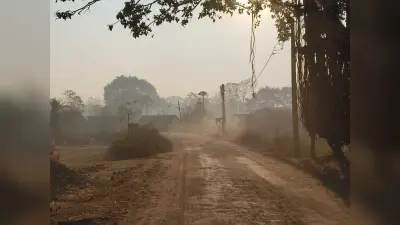 निर्माणाधीन सड़क पर उड़ती धूल से ग्रामीण परेशान