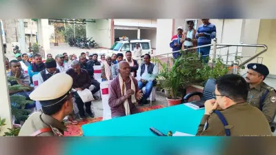 जनता दरबार में एक व्यक्ति ने ईमानदारी का दिया परिचय, पूर्व पाये मोबाइल को एसपी को सौंपा