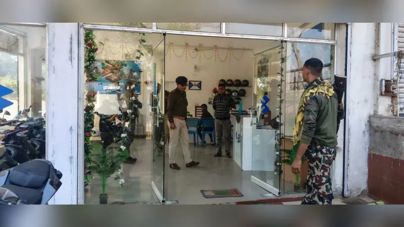 सीसीटीवी कैमरा लगाने के लिए थानाध्यक्ष ने लोगों को किया जागरूक