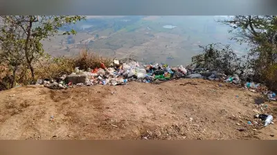 गंदगी की मार से कराह रहा ऐतिहासिक मंदार पर्वत