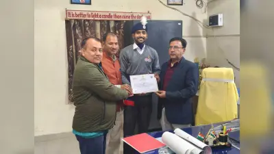 कर्तव्य पथ पर परेड में शामिल छात्र को प्राचार्य ने किया सम्मानित