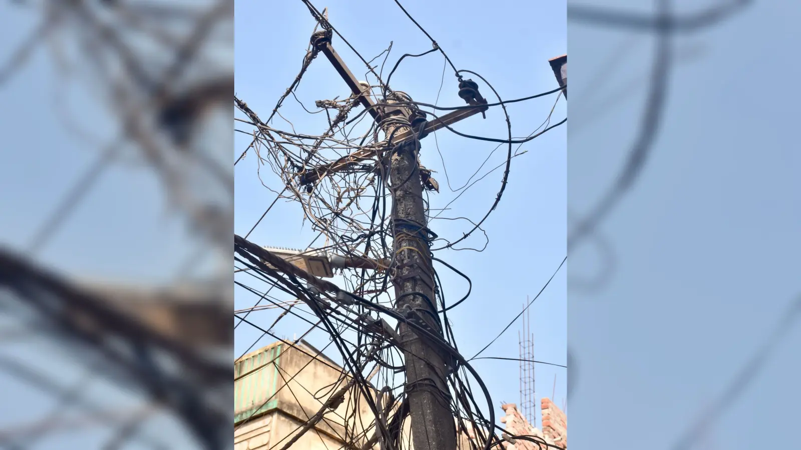 Bokaro News: यदुवंश नगर में टूट कर गिरते हैं जर्जर तार, हादसे की रहती है आशंका
