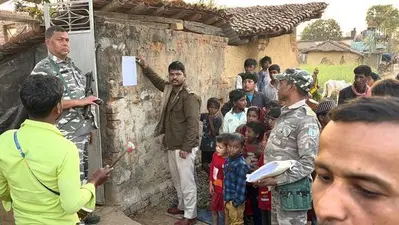 पूर्व मुखिया महेंद्र टुडू हत्याकांड में फरार आरोपी के घर चिपकाया पोस्टर