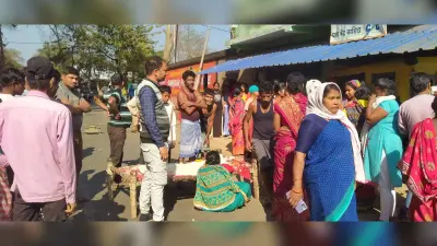 East Singhbhum News : बच्ची का शव रख सड़क पर बैठे ग्रामीण डेढ़ घंटे तक बीडीओ के वाहन को रोका