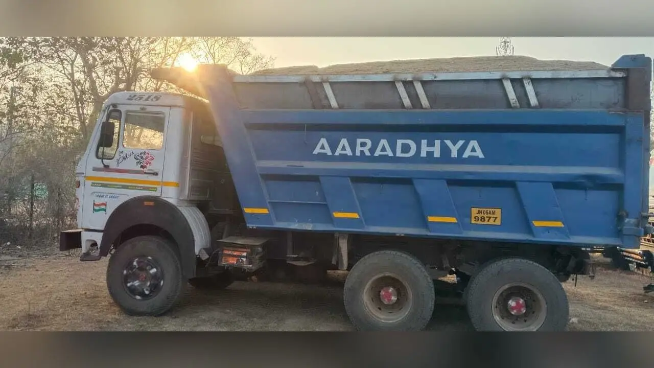 East Singhbhum News : गुड़ाबांदा में अवैध बालू लदा हाइवा जब्त, थाना में केस दर्ज