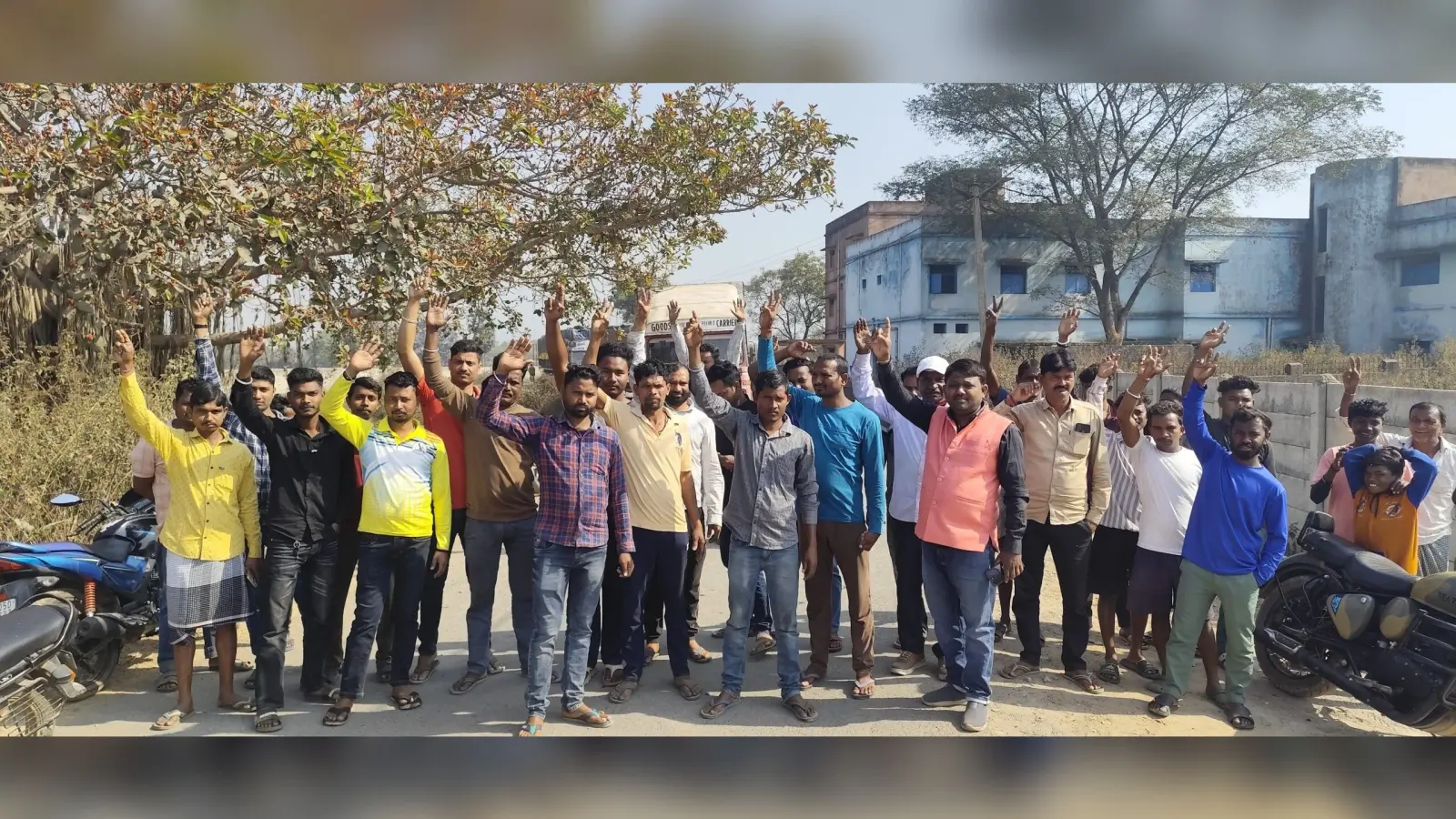 East Singhbhum News : रोजगार को ग्रामीणों ने चार घंटे सड़क जाम रखा 15 दिनों में नौकरी देने के समझौते पर खोला रास्ता