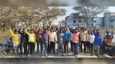 East Singhbhum News : रोजगार को ग्रामीणों ने चार घंटे सड़क जाम रखा 15 दिनों में नौकरी देने के समझौते पर खोला रास्ता