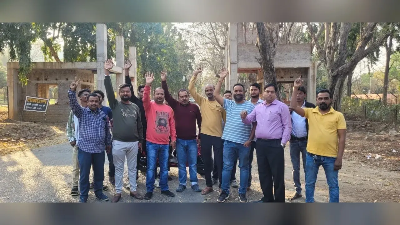 East Singhbhum News : यूसिल प्रबंधन के खिलाफ प्रदर्शन कर क्षेत्र में साफ-सफाई की मांग