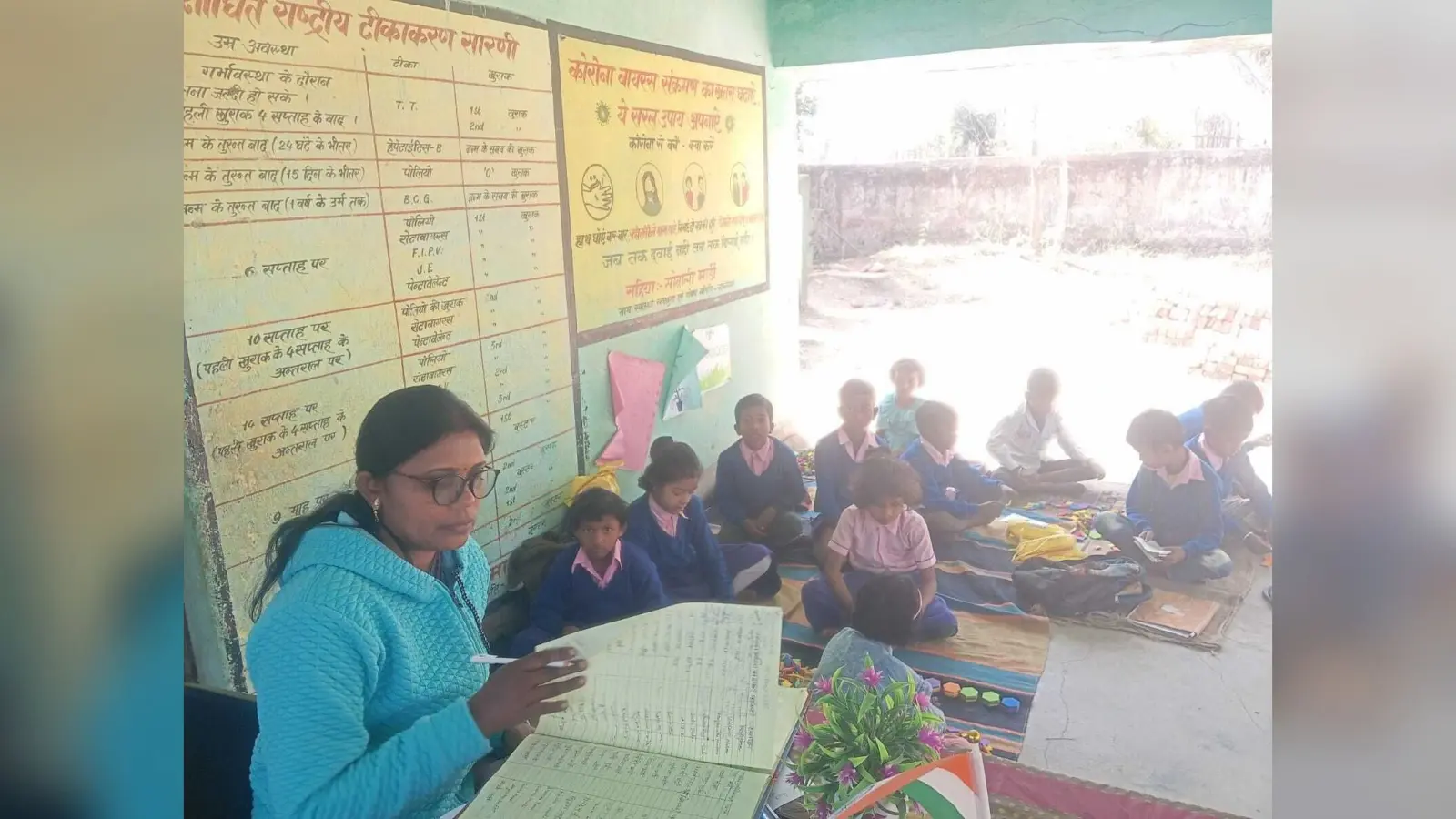 East Singhbhum News : भूमि विवाद में फंसा बारुनिया स्कूल का निर्माण, क्लब के बरामदे में पढ़ रहे बच्चे
