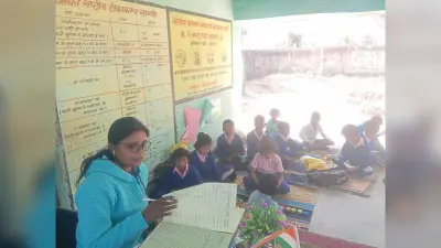 East Singhbhum News : भूमि विवाद में फंसा बारुनिया स्कूल का निर्माण, क्लब के बरामदे में पढ़ रहे बच्चे