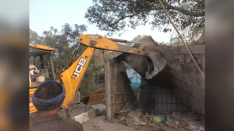Bhagalpur news रंगरा चौक पर चला प्रशासन का बुलडोजर, सौ दुकानें ध्वस्त