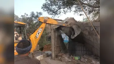 Bhagalpur news रंगरा चौक पर चला प्रशासन का बुलडोजर, सौ दुकानें ध्वस्त