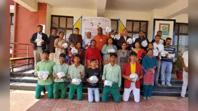 खिलाड़ियों के बीच फुटबॉल का वितरण