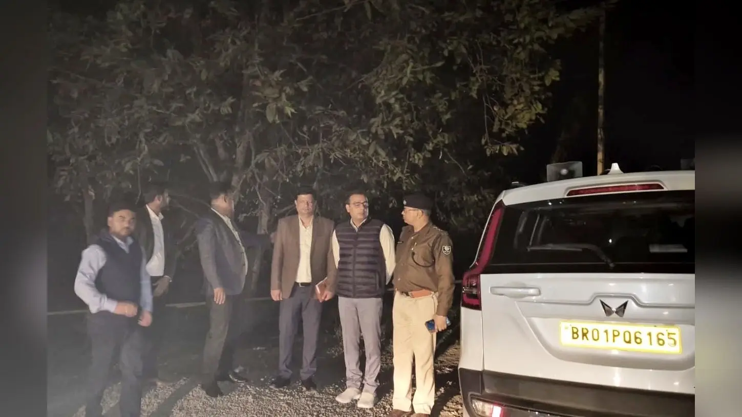 नियमों का पालन करें व अवैध गतिविधियों की जानकारी प्रशासन को दें