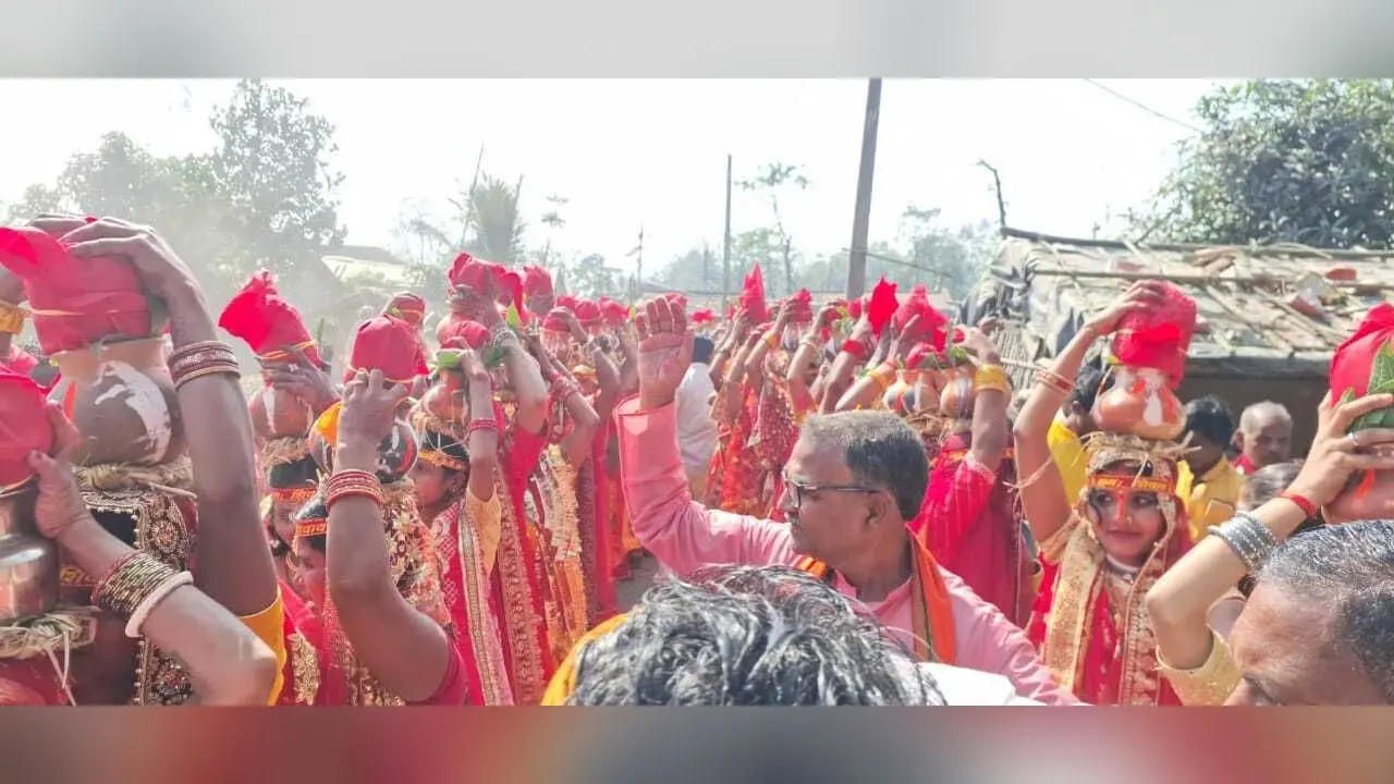 नवनिर्मित शिव मंदिर में प्राण प्रतिष्ठा को लेकर निकाली गयी कलश यात्रा