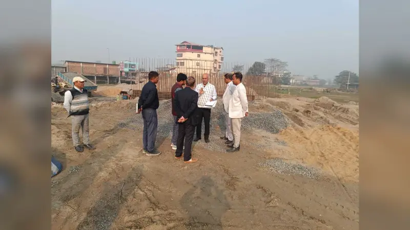 निर्माणाधीन ठाकुरगंज बाईपास का अधीक्षण अभियंता ने किया निरीक्षक, कार्य की गति बढ़ाने का दिया निर्देश