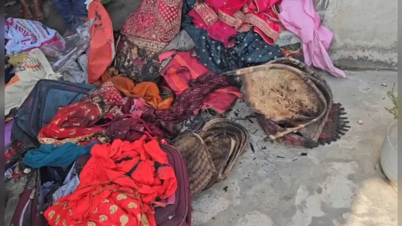 आग से दुल्हन का सारा सामान खाक, मुआवजे की मांग