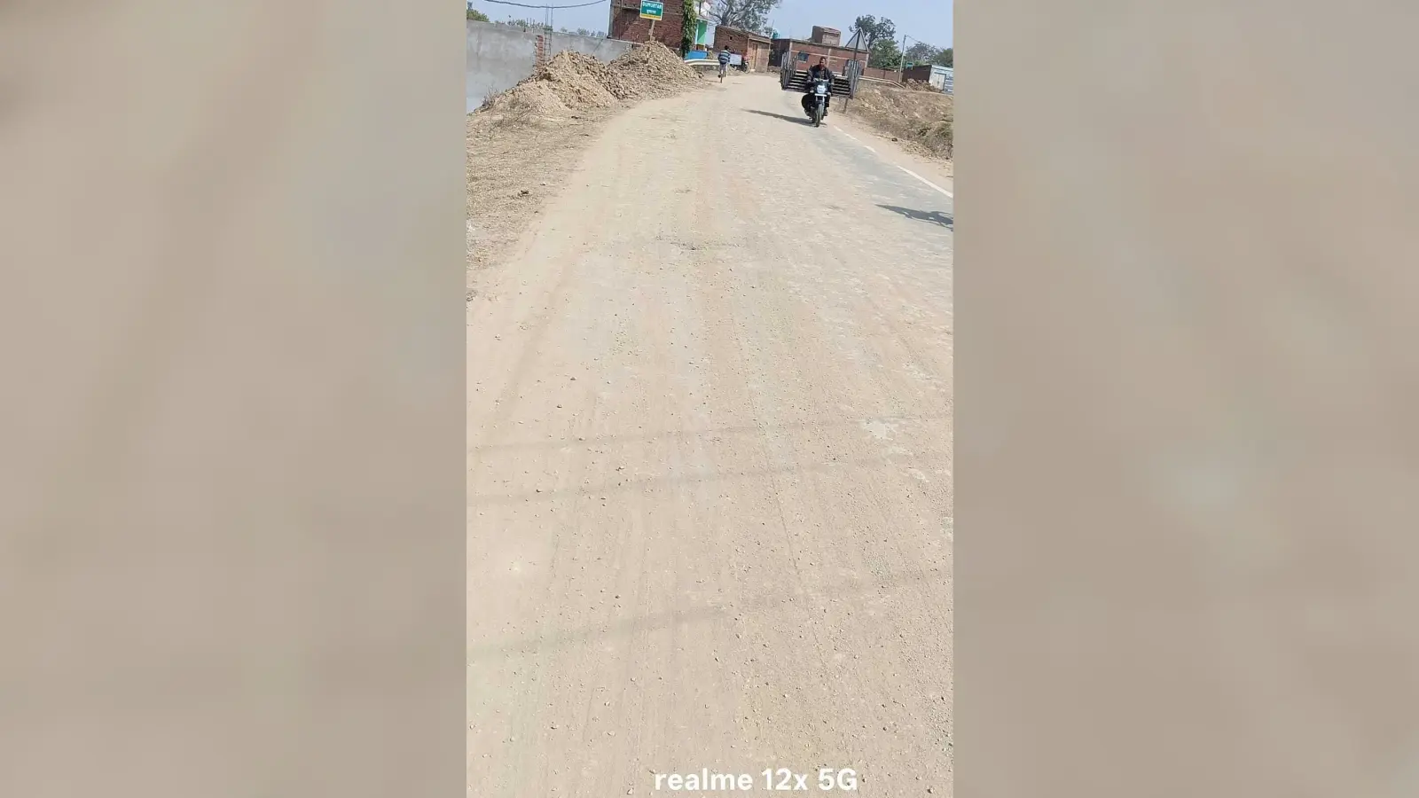 सड़क पर तालाब से निकालकर मिट्टी फेंका, राहगीर परेशान