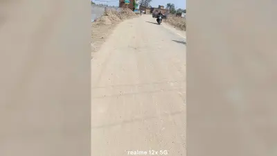 सड़क पर तालाब से निकालकर मिट्टी फेंका, राहगीर परेशान