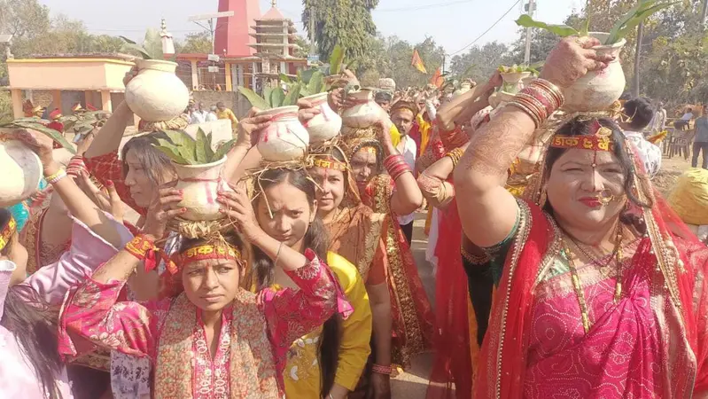 मोहदीनगर में शिवलिंग की प्राण प्रतिष्ठा को लेकर निकाली गयी कलश शोभायात्रा