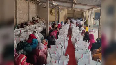 निःसहाय लोगों के बीच रमजान किट का वितरण