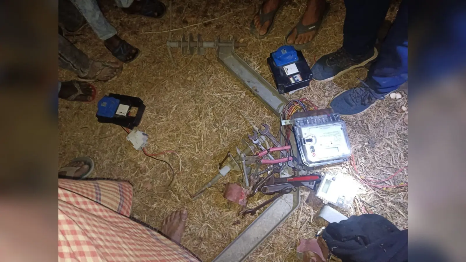 Bokaro News: बिजली का उपकरण चुराते युवक पकड़ाया