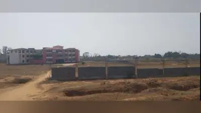 Giridih News :संवेदक ने बनायी आधी अधूरी दीवारी, खाली जमीन पर कब्जे की आशंका