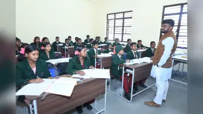 East Singhbhum News : छात्रों से पूछे सवाल, जवाब नहीं मिलने पर शिक्षकों को लगायी फटकार