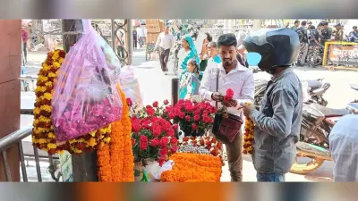 गिफ्ट और गुलाब के फूल के साथ हुआ प्यार का इजहार
