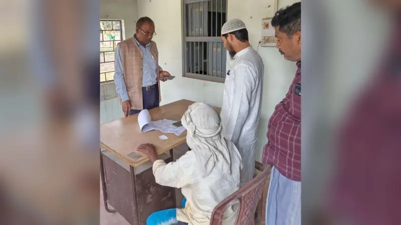 फॉर्मर आईडी निर्माण कार्य का बीडीओ ने लिया जायजा