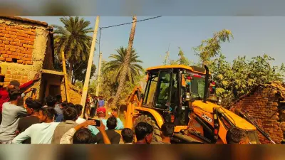 चिरैया में चला प्रशासन का बुलडोजर, सरकारी जमीन से हटाया गया अतिक्रमण