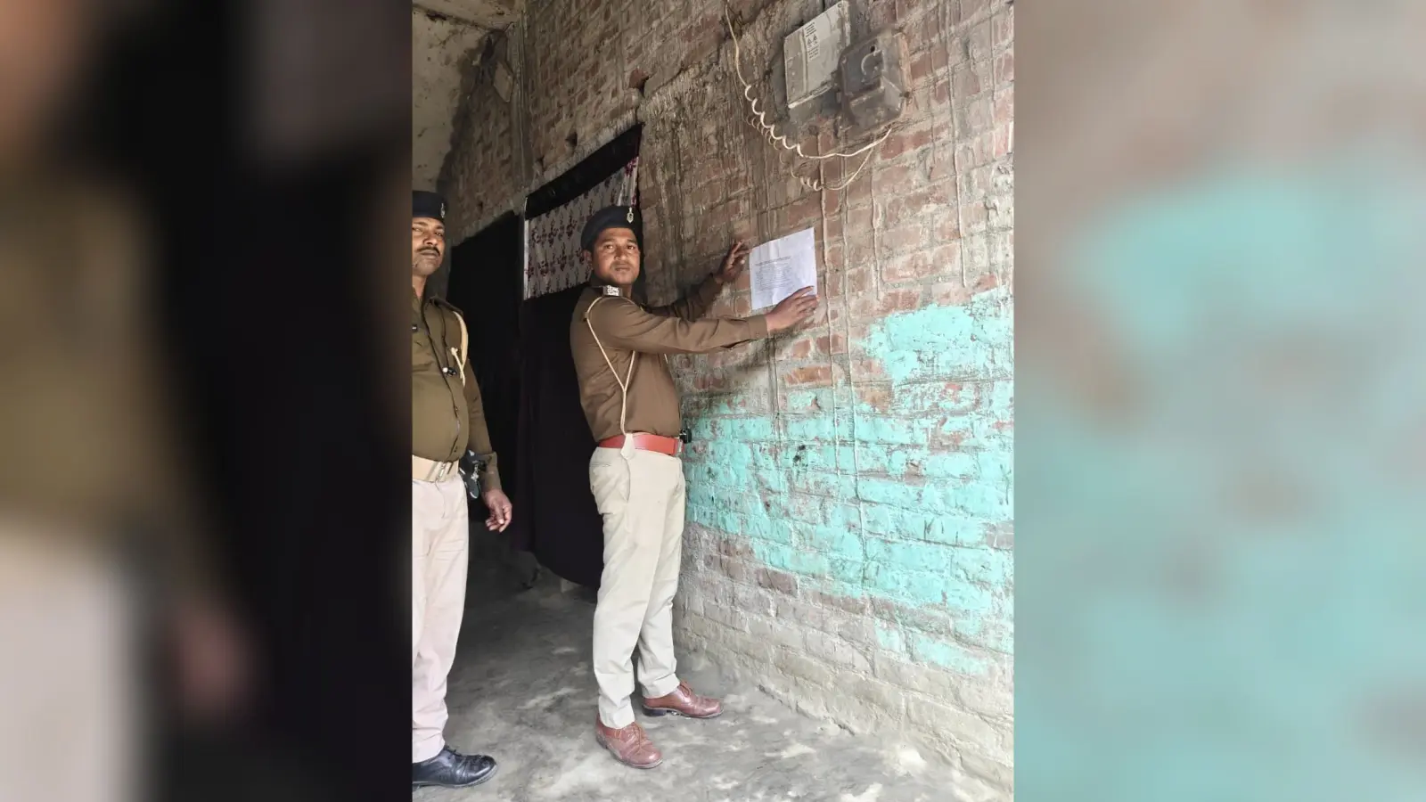 चार लोगों के घर पर चिपकाया गया इस्तेहार