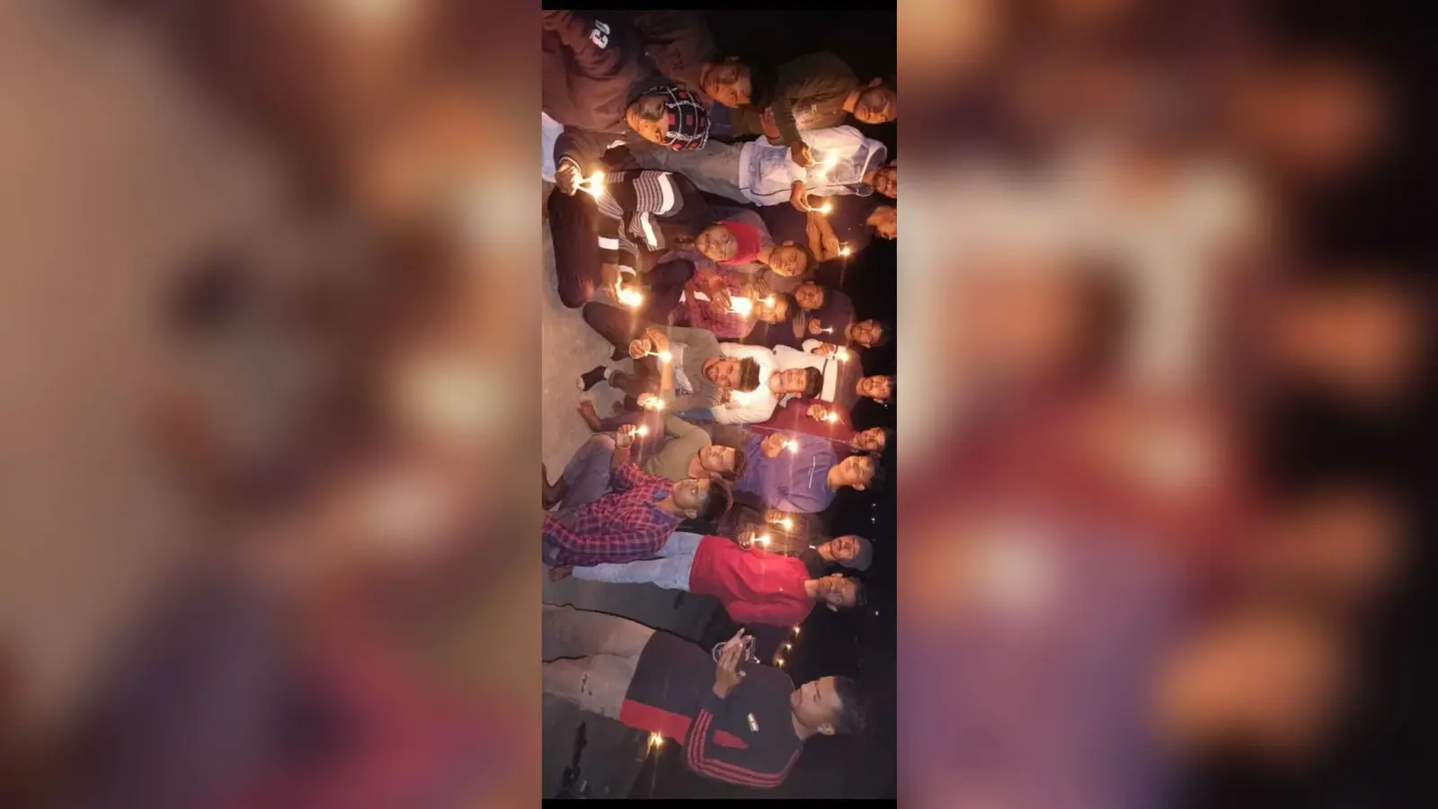 पुलवामा के शहीदों की याद में निकाला गया कैंडल मार्च
