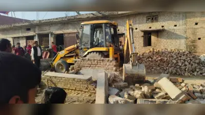 नप क्षेत्र के आवास बोर्ड सड़क से हटाया गया अतिक्रमण