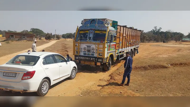 Giridih News :वन विभाग ने जब्त किया लकड़ी बोटा लदा ट्रक