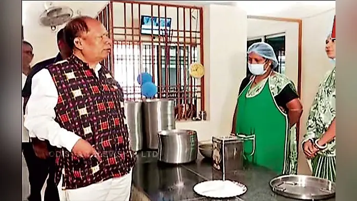 Rourkela News: आहार केंद्र में ग्राहकों से पांच की जगह वसूले जा रहे 10 रुपये, आक्रोश