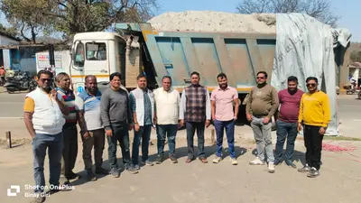 Bokaro News : ओवरलोडिंग का आरोप, राेकी छाई की ट्रांसपोर्टिंग
