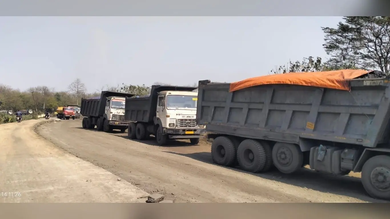 Bokaro News : प्रदूषण के खिलाफ ग्रामीणों ने रोकी कोयला ट्रांसपोर्टिंग