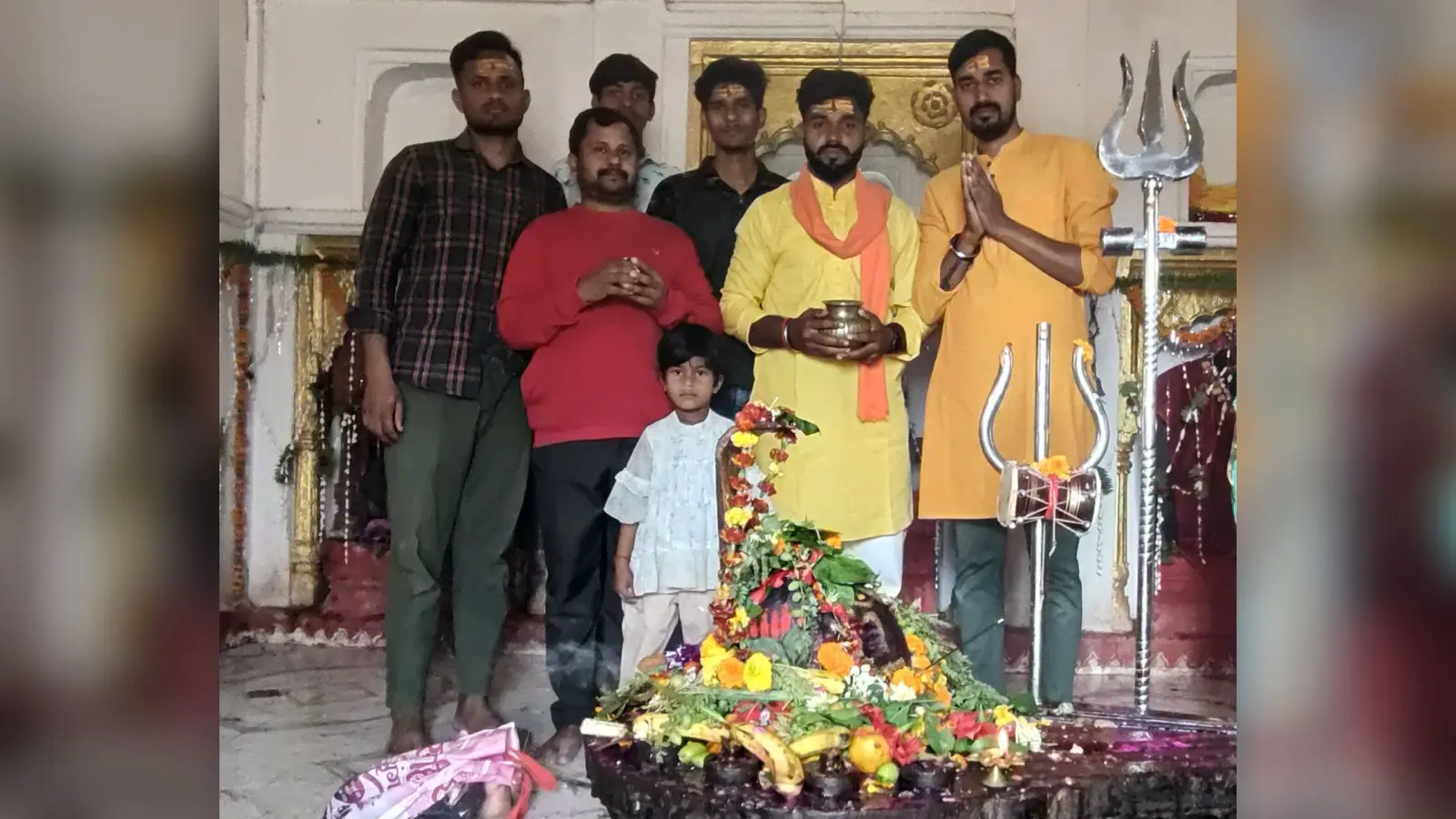 महादेव पर जलाभिषेक कर मांगी सुख-समृद्धि