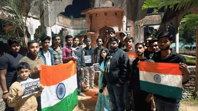 पुलवामा आतंकी हमले में शहीद जवानों की याद में कैंडल मार्च