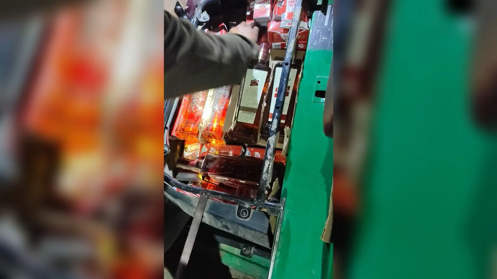 लगभग 46 लीटर विदेशी शराब के साथ पुलिस ने एक तस्कर को किया गिरफ्तार