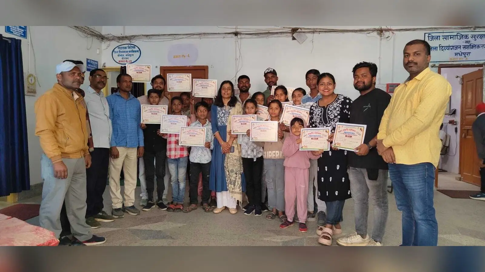 बसंत महोत्सव में शामिल कलाकारों को प्रमाण पत्र वितरण