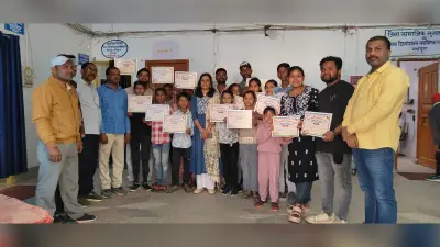बसंत महोत्सव में शामिल कलाकारों को प्रमाण पत्र वितरण