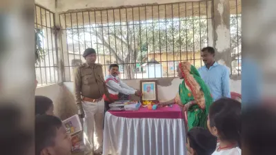 माधवन जयंती पर बच्चों को बांटी गयी पाठ्य सामग्री