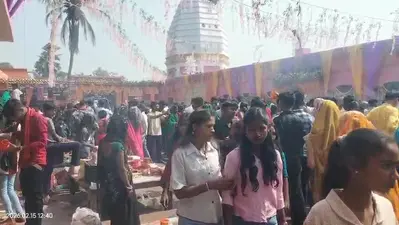 धनकुंडनाथ शिव मंदिर प्रांगण में पूजा-अर्चना के लिए उमड़े श्रद्धालु