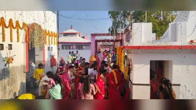 शिवालयों में पूजा-अर्चना के लिए उमड़े भक्त