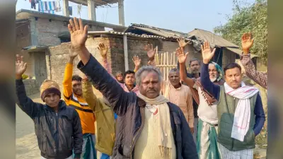 जितवारपुर में सामुदायिक भवन निर्माण की मांग को लेकर ग्रामीणों का प्रदर्शन