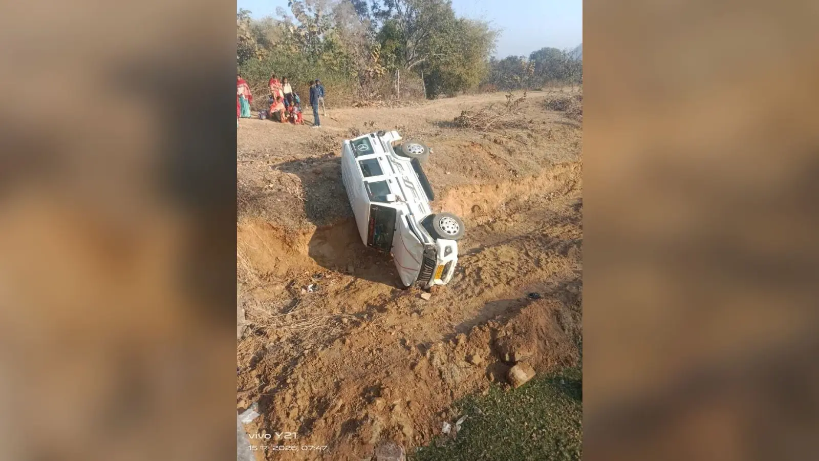 Giridih News :नहर में गिरा चार पहिया वाहन, बाल-बाल बचे लोग