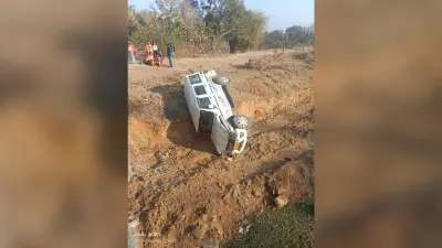 Giridih News :नहर में गिरा चार पहिया वाहन, बाल-बाल बचे लोग